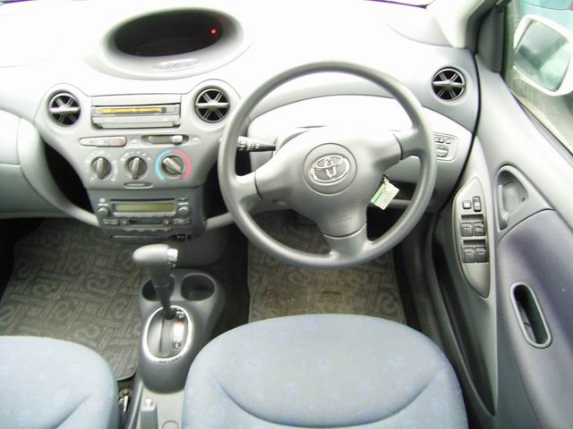 2002 Toyota Vitz Photos
