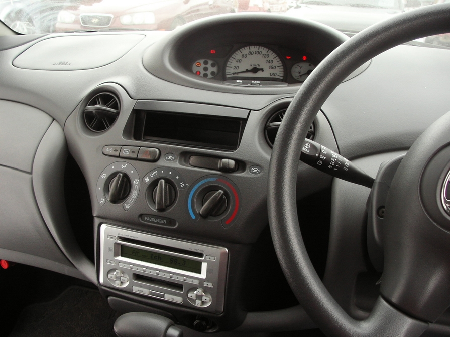 2002 Toyota Vitz Pics