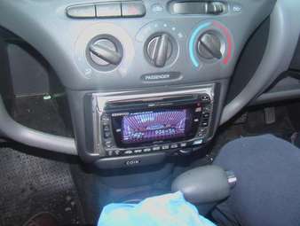 2002 Toyota Vitz Photos