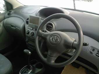 2002 Toyota Vitz Photos