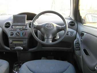 2002 Toyota Vitz Photos