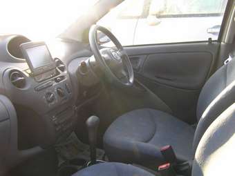 2002 Toyota Vitz Photos