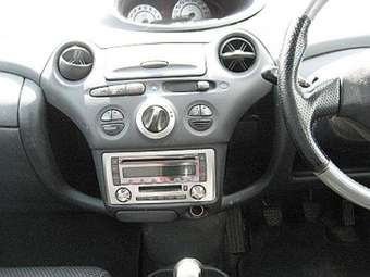 2002 Toyota Vitz Photos