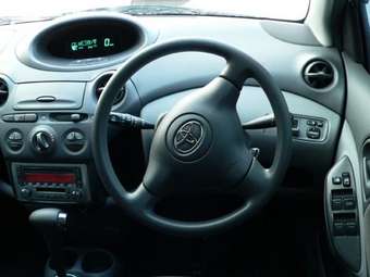 2002 Toyota Vitz Photos