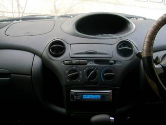 2002 Toyota Vitz Photos