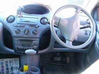 2002 Toyota Vitz Photos