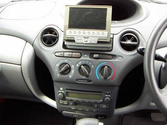 2002 Toyota Vitz Pictures