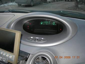 2002 Toyota Vitz Photos