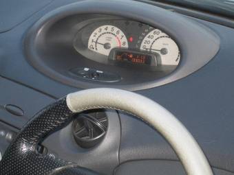 2002 Toyota Vitz Pics