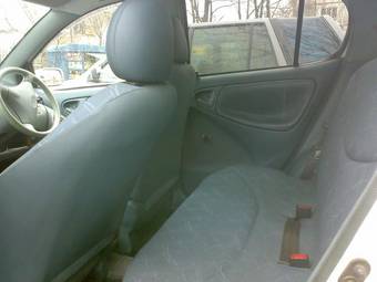 2002 Toyota Vitz Photos