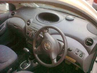 2002 Toyota Vitz Images