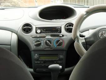 2002 Toyota Vitz Photos