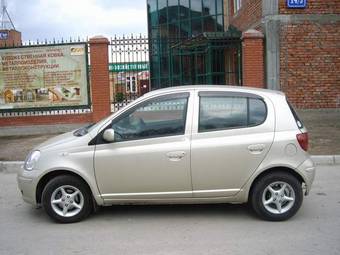 2002 Toyota Vitz Photos