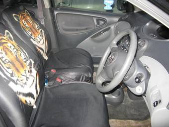 2002 Toyota Vitz Photos