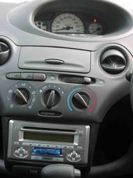2002 Toyota Vitz Photos