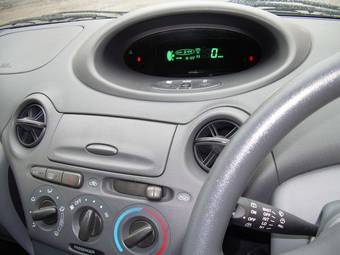 2002 Toyota Vitz Photos
