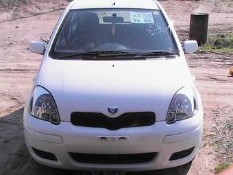 2002 Toyota Vitz Photos