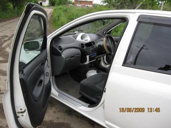 2002 Toyota Vitz Photos