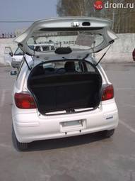 2002 Toyota Vitz Photos