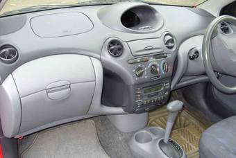 2002 Toyota Vitz Photos