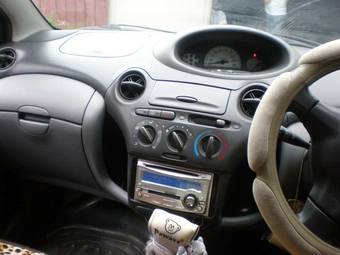 2002 Toyota Vitz Photos