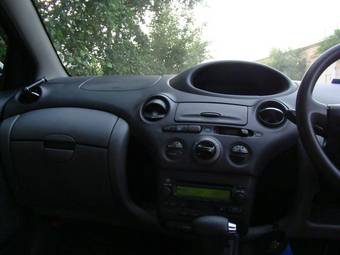 2002 Toyota Vitz Photos