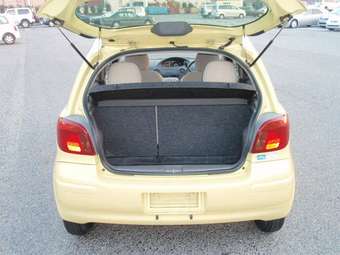 2003 Toyota Vitz Photos