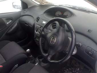 2003 Toyota Vitz Photos