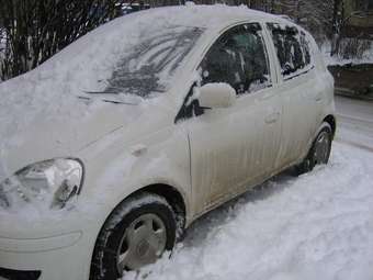 2003 Toyota Vitz Photos