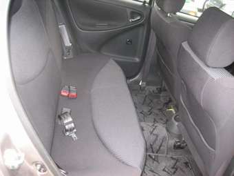 2003 Toyota Vitz Photos