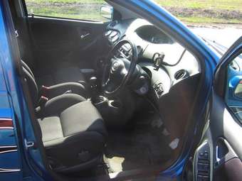 2003 Toyota Vitz Photos