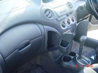 2003 Toyota Vitz Photos