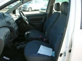 2003 Toyota Vitz Pics