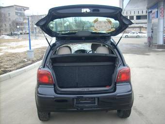 2003 Toyota Vitz Photos