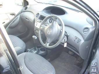 2003 Toyota Vitz Photos
