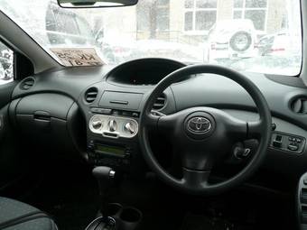 2003 Toyota Vitz Photos