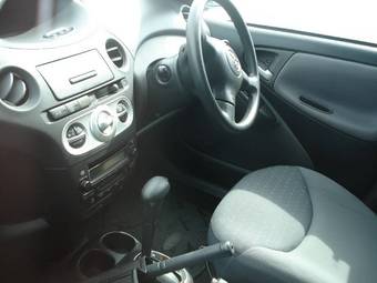 2003 Toyota Vitz Photos