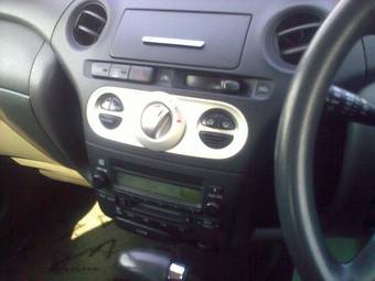 2003 Toyota Vitz Photos