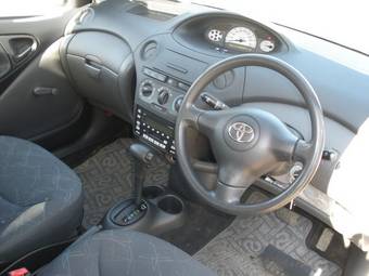 2003 Toyota Vitz Photos