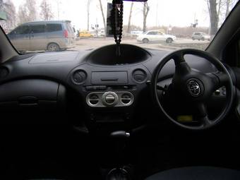 2003 Toyota Vitz Photos