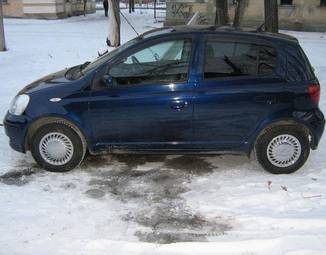 2003 Toyota Vitz Photos