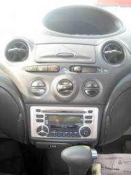 2003 Toyota Vitz Photos