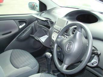 2003 Toyota Vitz Photos