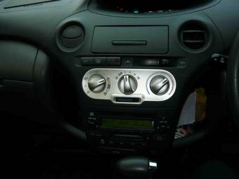 2003 Toyota Vitz Images
