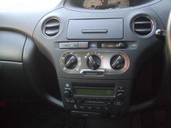 2003 Toyota Vitz Photos
