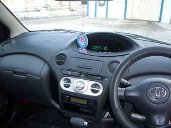 2003 Toyota Vitz Photos