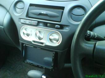 2003 Toyota Vitz Photos