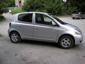 2003 Toyota Vitz Photos