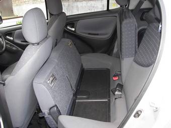 2003 Toyota Vitz Images
