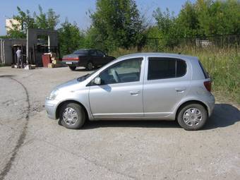 2003 Toyota Vitz Photos